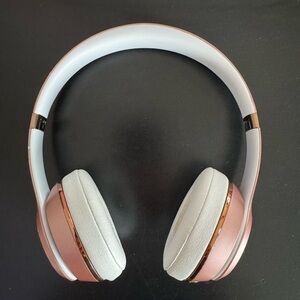 Rose Gold Apple Beat Solo3